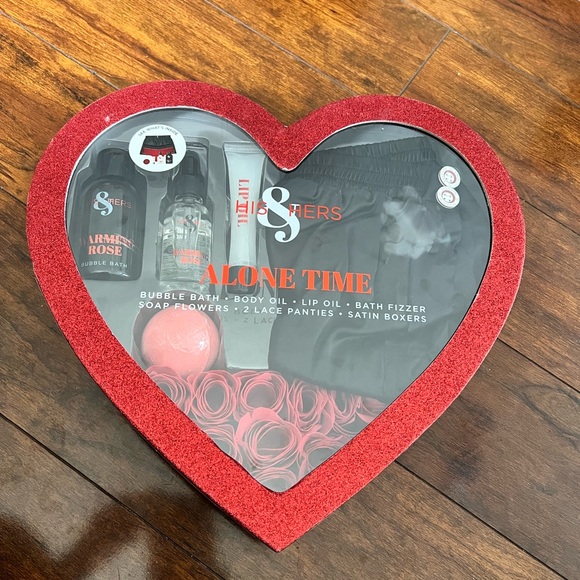💥BRAND NEW💥HIS & HERS Date Night Gift Set - Picture 4 of 5